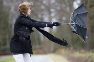 Bihorul sub cod galben de vânt: Pompierii vă recomandă să staţi cât mai puţin pe-afară