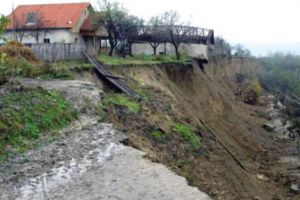 Ajutoare guvernamentale de urgenta pentru 21 de familii din Prahova, afectate de alunecarile de teren sau incendii