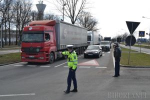 Aglomeraţie şi cozi kilometrice, în Borş. Camioanele care ies şi intră în ţară blochează circulaţia (FOTO)
