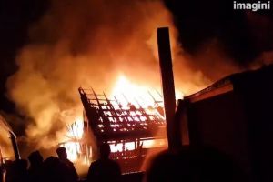 Un incendiu violent a mistuit un grajd şi un garaj din Rădăşeni