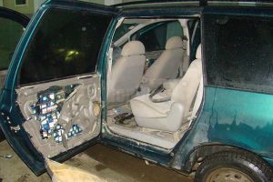 Volkswagen Sharan reţinut în PTF Siret pentru transport ilegal de ţigări