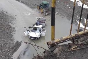 A lovit ca mingea de ping-pong balustradele podului, iar apoi a zburat cu maşina în râul Suceava