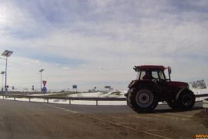 Cu tractorul pe contrasens în sensul giratoriu