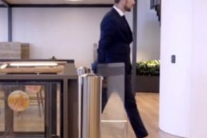 Caz UNIC. Un CORPORATIST merge la serviciu pe TOCURI. MODĂ sau DEREGLARE PSIHICĂ - VIDEO