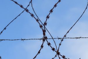 Barbat condamnat pentru tentativa de omor, descoperit de politisti intr-o localitate din Timis