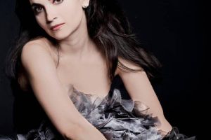 22 martie: Celebra soprană Teodora Gheorghiu, aflată în primul turneu de recitaluri în România, ajunge la Alba Iulia. Va concerta pe scena Casei de Cultură a Sindicatelor