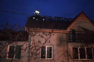 FOTO. Incendiu în Satu Mare. Acoperişul unei case, cuprins de flăcări