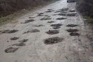 Arădenii astupă singuri gropile pe un drum judeţean