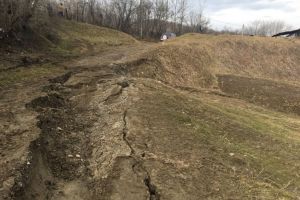 Alunecare de teren in comuna Drajna. Zeci de gospodarii au ramas izolate. Cu se asigura interventiile de urgenta (galerie foto)