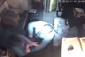 VIDEO/ Imagini ŞOCANTE cu TENTATIVA de OMOR asupra unei vânzătoare din Arad