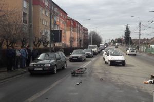 UPDATE FOTO – Biciclist lovit în plin de o maşină. A trecut pe roşu şi era şi băut