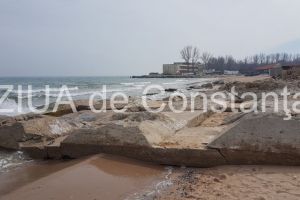 Imagini incredibile. Plaja dintre Eforie Nord si Eforie Sud afectata de furtuna. Cum arata plaja frecventata de turisti in sezonul estival (galerie foto) 