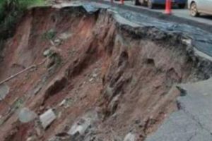 ALERTĂ în PRAHOVA. ZECI de oameni sunt IZOLAȚI din cauza unei ALUNECĂRI DE TEREN