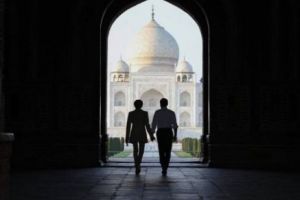 Emanuel şi Brigitte Macron au EVADAT în Templul Iubirii. Foto în articol