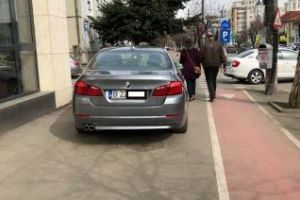 Parcare de şmecher în faţa Emag Cluj - FOTO