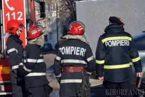 Fetiţă de 3 ani, blocată în maşină şi salvată de pompieri