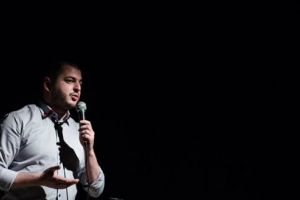 Să râdem cu Darius Cîmpan la „Dogma”