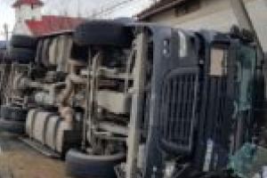Un TIR plin cu porci s-a răsturnat în localitatea Băuţar