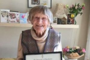 O britanica in varsta de 101 ani a intrat in posesia diplomei de licenta dupa 80 de ani de la absolvire