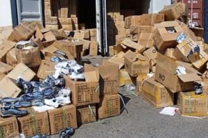 Contrabandă cu papuci, în valoare de 400.000 de euro, în portul Constanţa