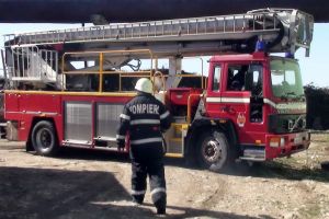 Bărbat găsit de pompieri mort, în propria locuinţă