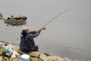 Cu ochii pe undiţe: Cinci pescari amendaţi într-o singură zi de jandarmii bihoreni