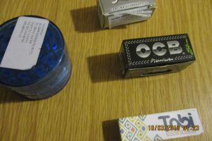 Poliţiştii locali au surprins un grup de tineri care aveau marijuana asupra lor