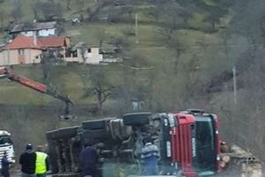 FOTO, ȘTIREA TA. Accident pe Valea Sebeşului: Un TIR încărcat cu lemne s-a răsturnat