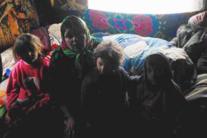 DRAMĂ. Cazul femeii cu trei copii ce a fugit de bătaia soţului. Autorităţile i-au demolat din nou coliba