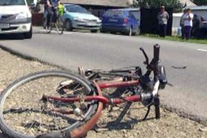 Biciclist lovit de maşină