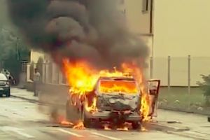 Incendiu la o maşină parcată pe strada Constituţiei