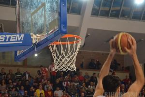 Victorie cu emoţii pentru baschetbaliştii de la CSM CSU Oradea