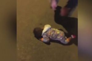 VIDEO Bebeluş găsit în mijlocul străzii. Mergea de-a buşilea printre maşini