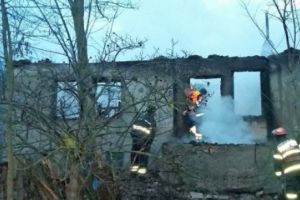 Incendiu violent la Constanţa. Bărbat mort în casa arsă în întregime