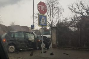 FOTO – Accident cu trei maşini implicate pe Negoiu. O persoană rănită