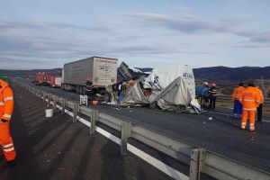 Accident pe Autostrada Deva-Sibiu, pe raza judeţului Alba: Un TIR s-a răsturnat după ce s-a ciocnit cu o dubiţă