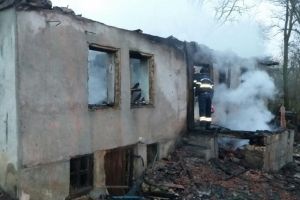 De la ce a pornit incendiul ce a distrus o casa la Dobromir Deal. Un barbat a ars de viu in casa 