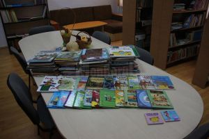 Cărţi în limba engleză şi ghiozdane, donate elevilor de la Şcoala Gimnazială Moara Nica