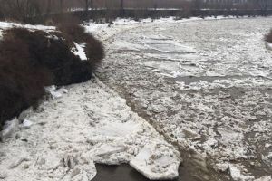 Podurile de gheaţă de pe râurile din zona de munte au pus pe jar autorităţile