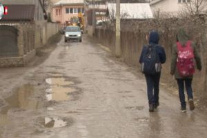 Locuitori din Burdujeni, revoltaţi de drumul plin de noroi pe care sunt nevoiţi să circule zilnic