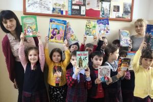 „Vii cu o carte, pleci cu un zâmbet”, asta au făcut elevii unei şcoli arădene (FOTO)