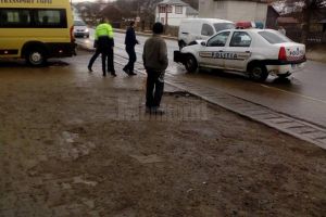 Microbuz şcolar, lovit de o maşină de poliţie