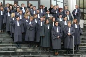 Protest al grefierilor baimareni in fata Palatului de Justitie