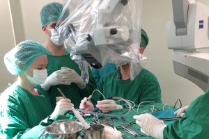 FOTO Operaţie complexă la Sibiu. Tumoare cerebrală gigant extirpată la un pacient