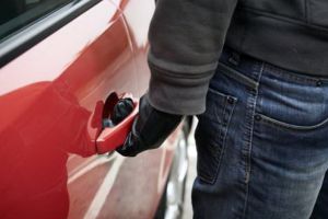 Flagrant: Într-o singură noapte, doi spărgători de maşini au fost surprinşi de poliţişti chiar în timp ce 