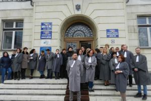 FOTO. Grefierii de la Curtea de Apel Alba Iulia au protestat în faţa instanţei, nemulţumiţi de salarii şi condiţiile de muncă