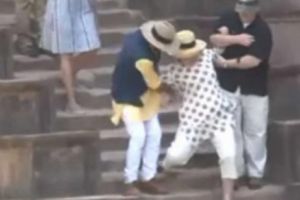 VIDEO: Hillary Clinton la un pas de a-şi RUPE PICIOARELE  în India