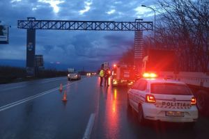 Cad bucati din poarta de intrare in Timisoara, de pe Calea Aradului. Pompierii, solicitati sa intervina