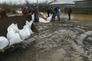 Autorităţile intervin la Lăceni şi Orbeasca de Sus pentru ca apele să nu intre în gospodăriile oamenilor