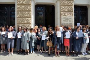 Grefierii orădeni protestează şi spun că nu se mai opresc:  Peste 60 de persoane au ieşit în faţa Palatului de Justiţie